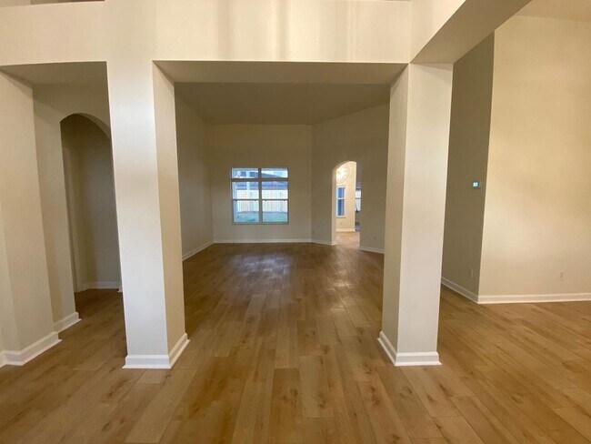 Building Photo - Your Dream Home Awaits! 5 bedroom 3 bath Single Family HOME!!