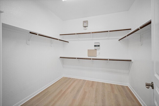 Building Photo - 10 Log House Ct