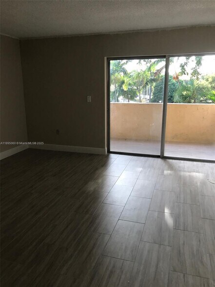 Building Photo - 9353 Fontainebleau Blvd