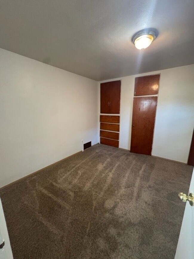 Building Photo - Jean Street 4 Plex