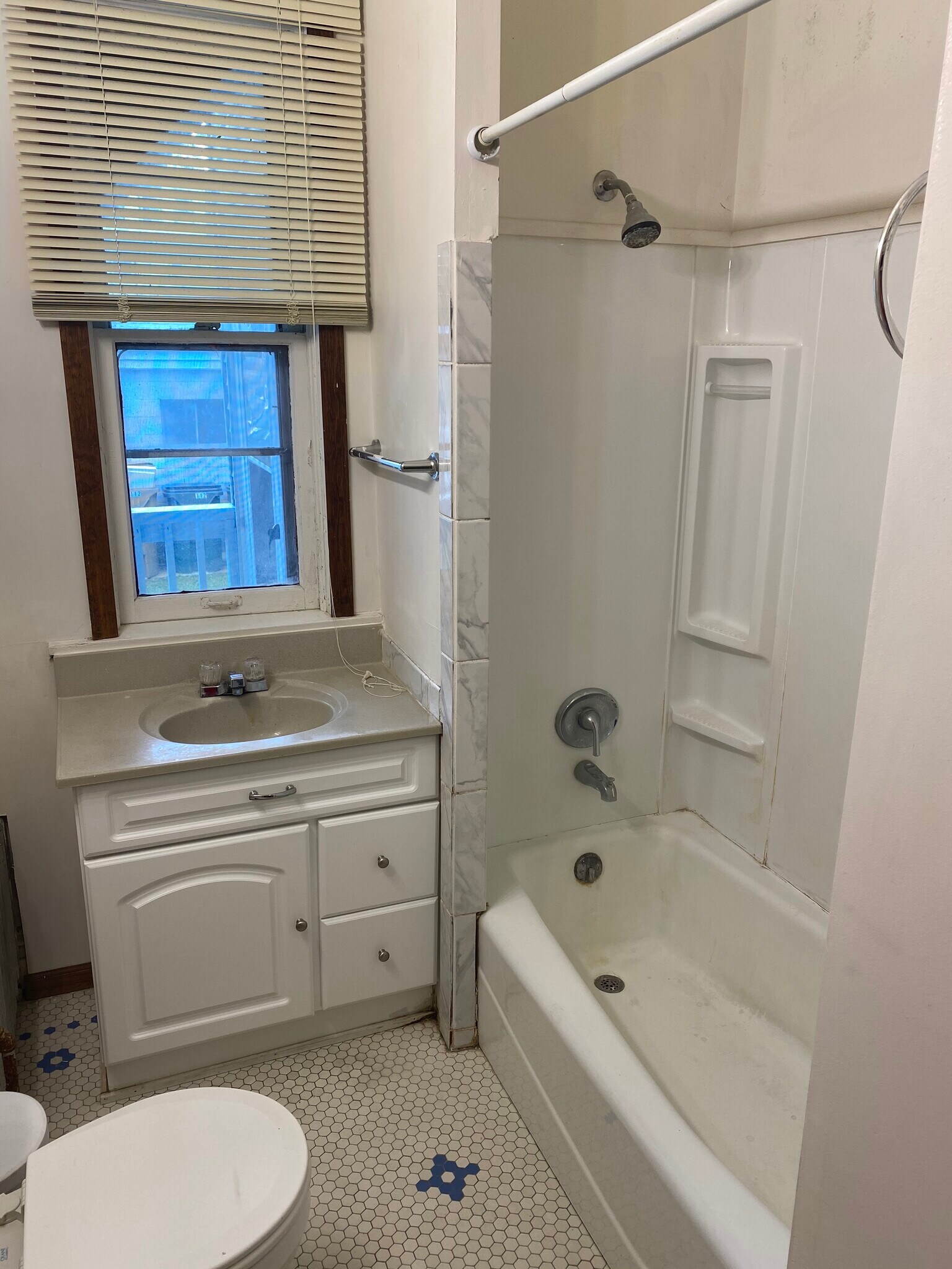 Building Photo - 112 S Mills St