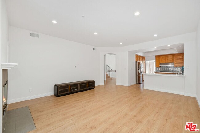 Building Photo - 622 Palisades Dr