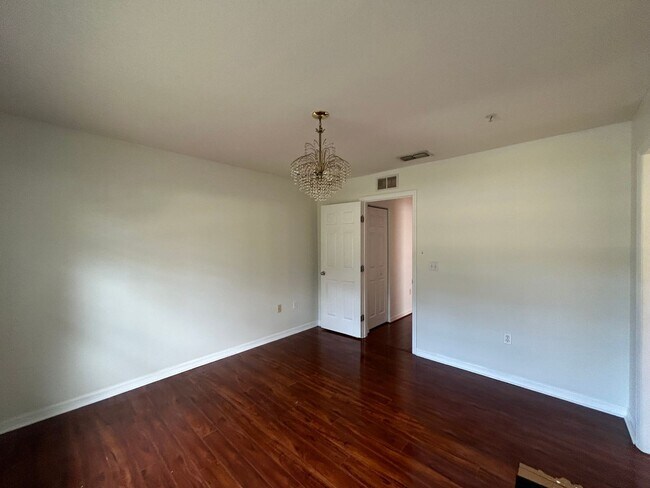 Building Photo - Charming 3/2.5 Condo in SW!