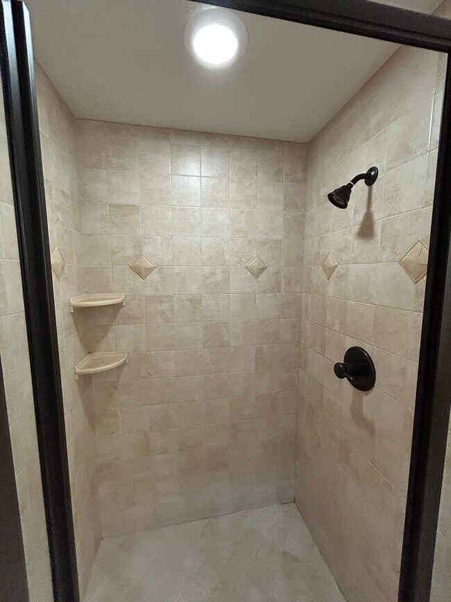Building Photo - 4 bedroom, 2 bathroom NOW Available!