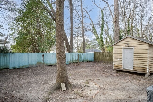 Building Photo - 3 Bed/2 Bath with a great back yard!