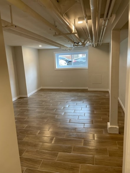 Building Photo - 5422 W Dakin St