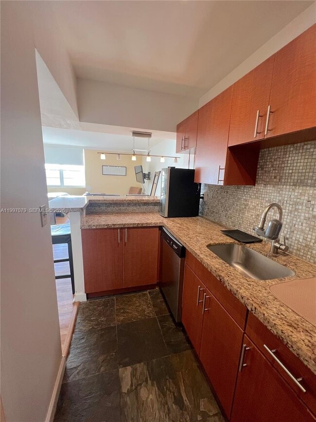 Building Photo - 100 Lincoln Rd