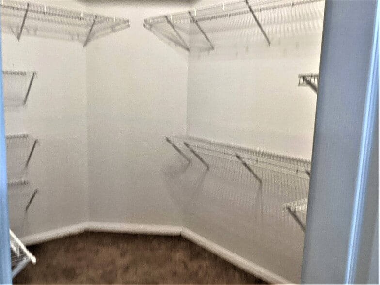 Building Photo - 25008 Hyde Park Blvd