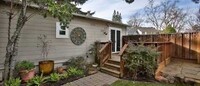 Building Photo - 11 Ivanhoe Ct