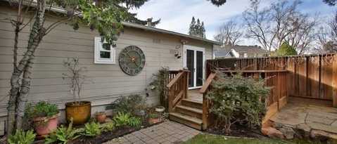 Primary Photo - 11 Ivanhoe Ct