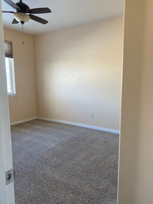 Building Photo - Spacious  3 bedroom 2.5 bathroom townhouse