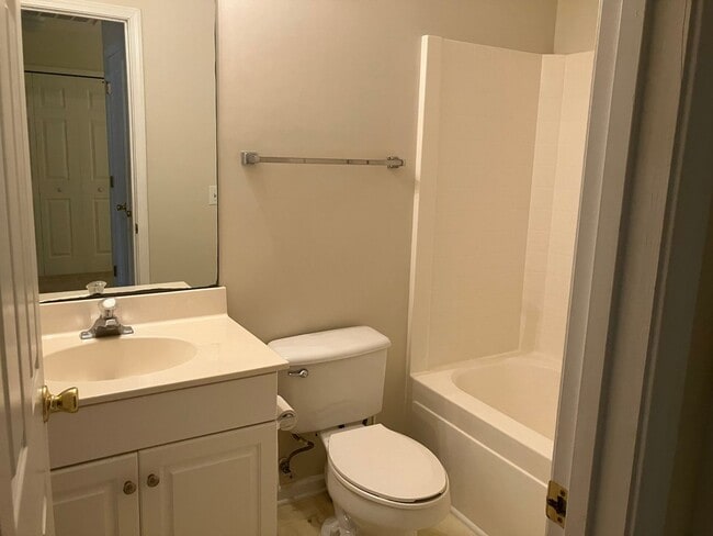 Building Photo - 3BR / 2.5BA @ Westbury Park