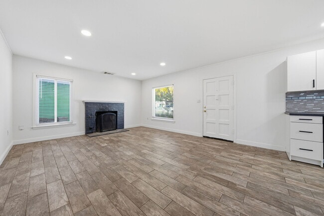 Building Photo - 1047 Riverton Dr