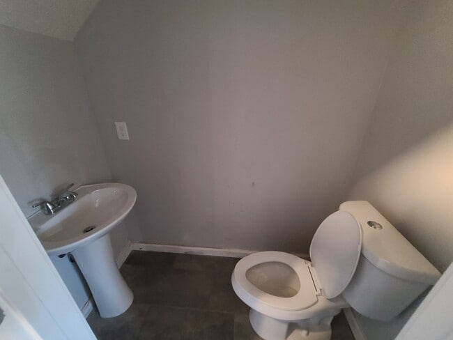 Building Photo - 607 Longfellow Ln