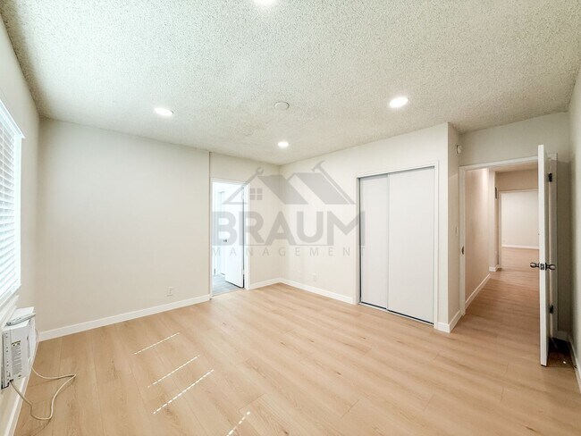 Building Photo - 13115 Oxnard St