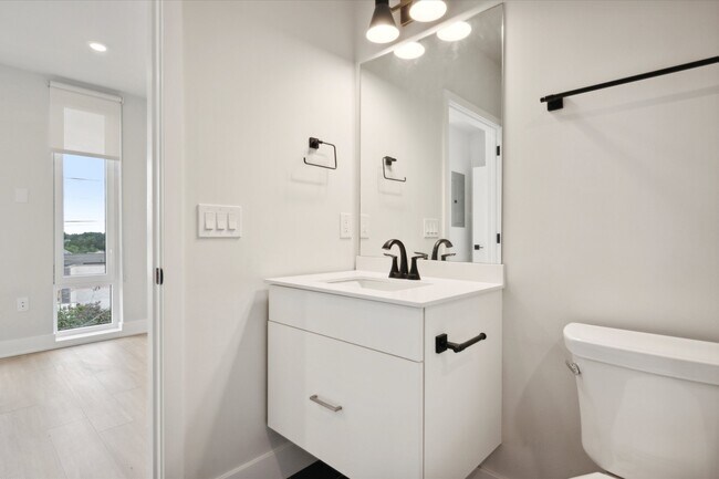 Building Photo - 6910 Ridge Ave