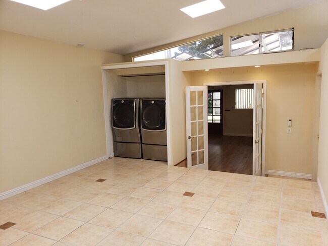 Building Photo - 3870