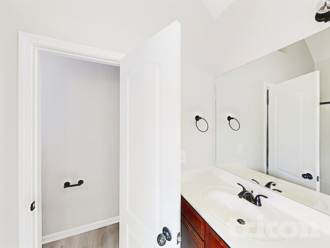 Building Photo - 104 Logan Creek Ct