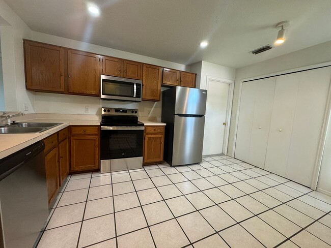 Building Photo - Spacious Home