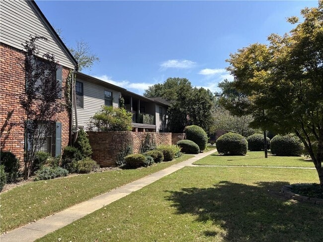 Building Photo - 3105 Colonial Way