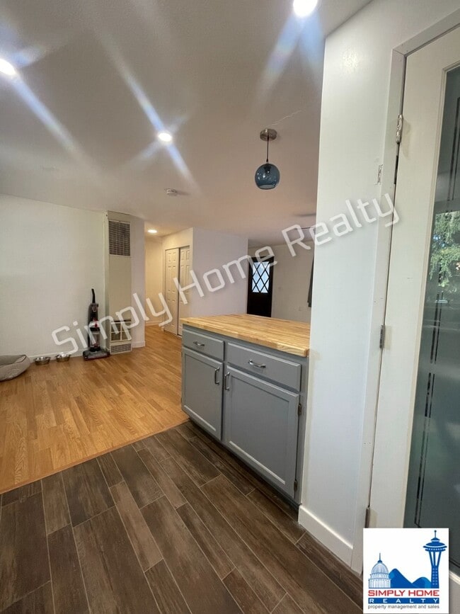 Building Photo - Private Cul-de-Sac Gem with Spacious Backyard!