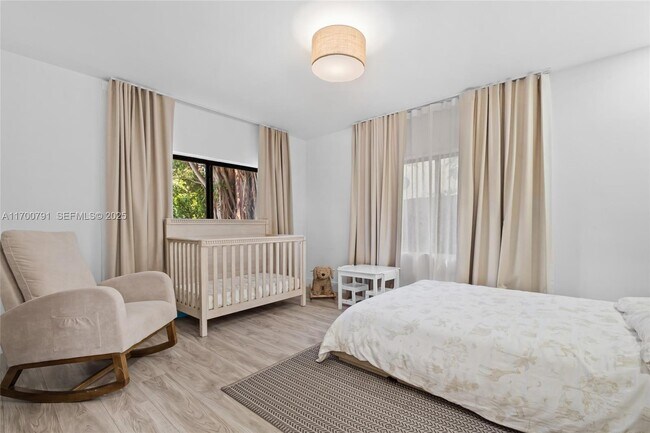 Building Photo - 116 W 1st Ct