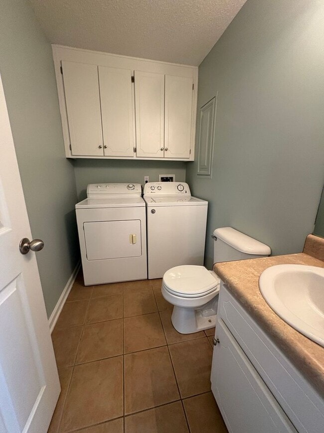 Building Photo - WAKEFIELD SUBDIVISION - Double Garage!  GRANITE COUNTERTOPS.