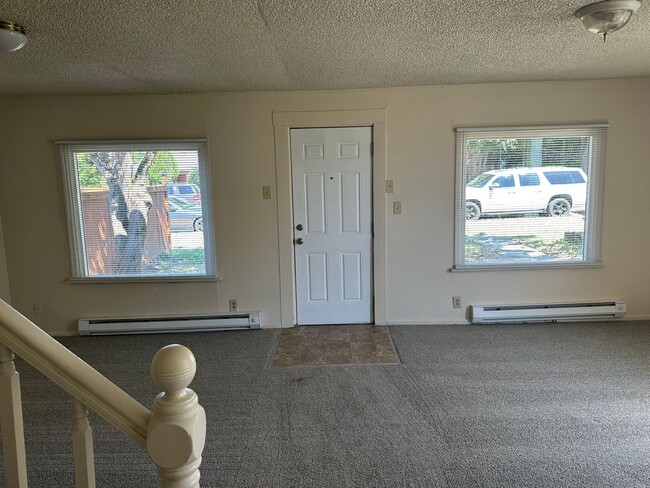 Building Photo - Adorable 2-bedroom 1 bath home