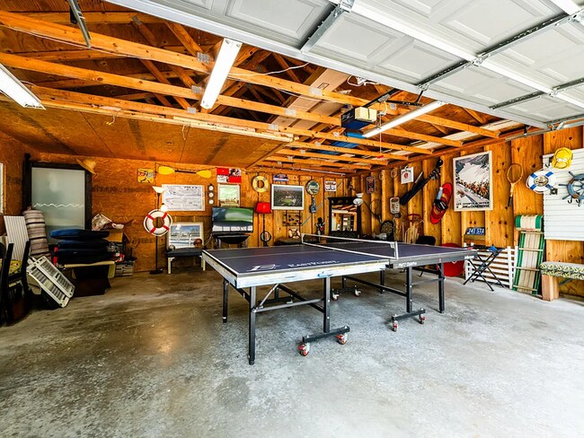 Building Photo - 2-bedroom, 1.0 bathroom Home within walkin...