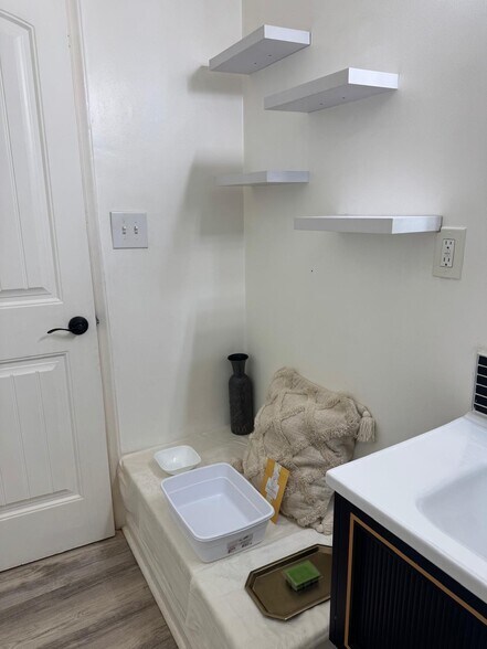 Bathroom - 2817 Sourwood St