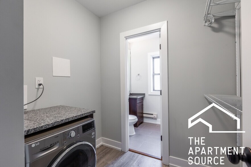 Building Photo - 707 W Brompton Ave