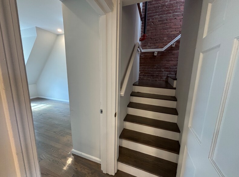Building Photo - 1402 Beacon St