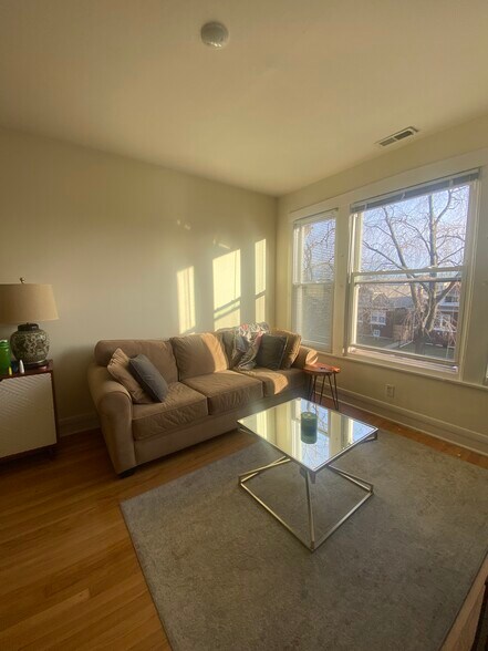 Building Photo - 4916 W Cornelia Ave
