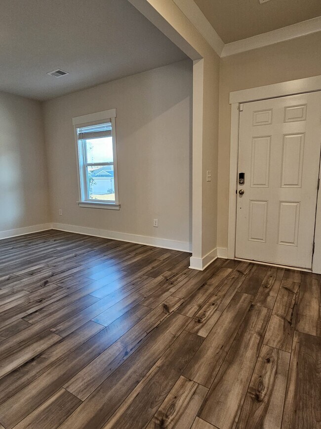 Building Photo - 558 Laxton Rd