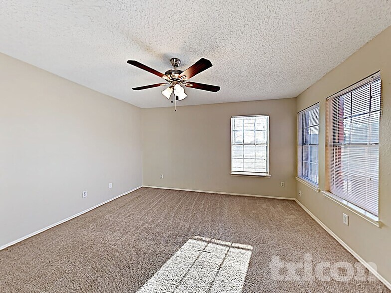 Building Photo - 2036 Talon Dr