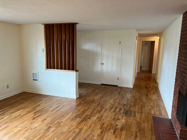 Building Photo - 3 bedroom 1 bathroom single level home!