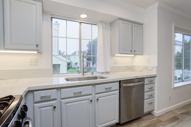 Building Photo - 3 Bed / 2.5 Bath townhome at the Cove in Redwood Shores with garage parking and EV charger. YouTu...