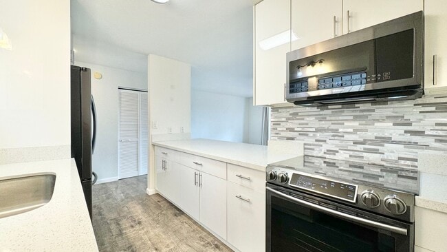 Building Photo - UPDATED 3 BEDROOM WITH 2 CAR GARAGE IN AIEA