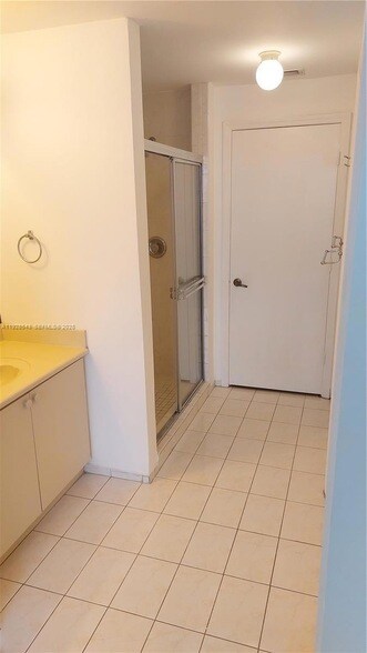 Building Photo - 6560 NW 114th Ave