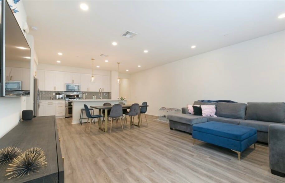 Building Photo - 931 E Drapery Ln