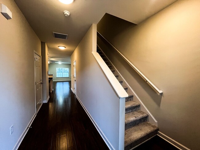 Building Photo - Cozy 3 bedroom, 2 1/2 bathroom townhome in...