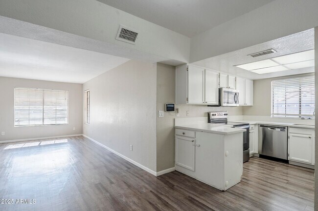 Building Photo - 818 S Westwood