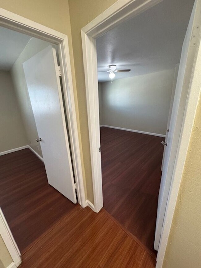 Building Photo - Long Beach 2 bed 1.5 Bath Condo - Pool, Laundry, & Parking included!