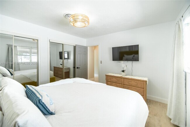 Building Photo - 2121 NE 62nd St