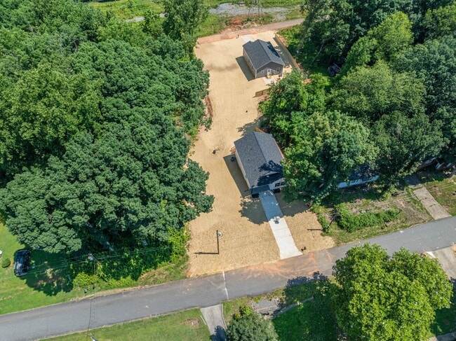 Building Photo - Your New Home Awaits in Hickory!