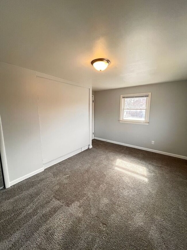 Building Photo - Charming 2-Bedroom Duplex Home / Pet-Frien...