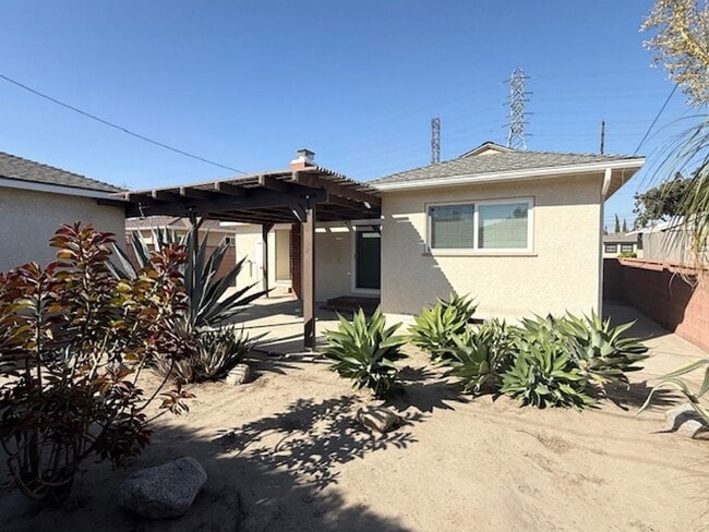 Building Photo - WONDERFUL LAKEWOOD HOME-NEW ON MARKET!!