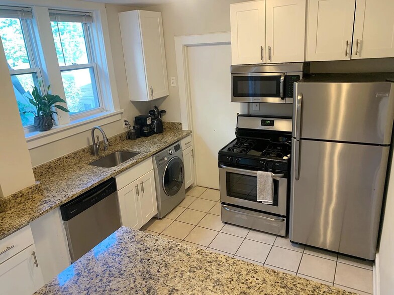 Building Photo - 2752 N Bartlett Ave