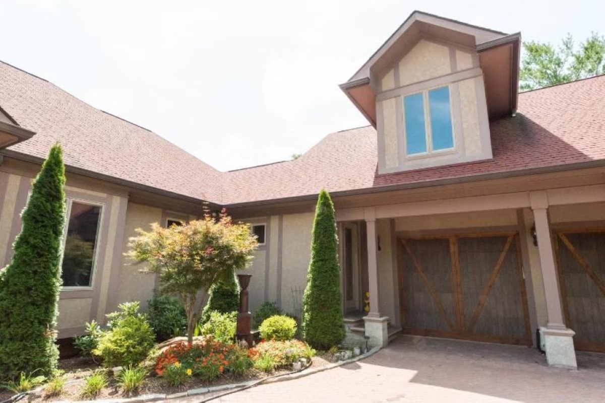 Building Photo - 244 S Plains Dr