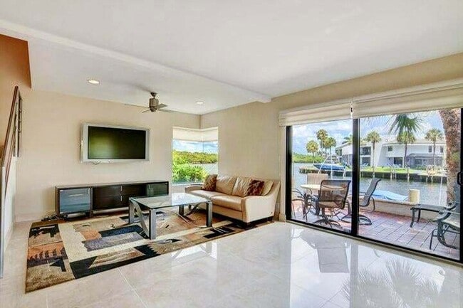 Building Photo - 1005 Russell Dr